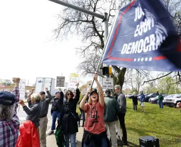 'We need to voice our concerns': Suburbs join in on global May Day rallies